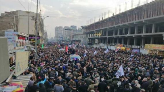 حشود ضخمة تودع الشهيدين الفريق قاسم سليماني والقائد أبو مهدي المهندس ورفاقهما في بغداد