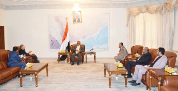 رئيس الوزراء يناقش مع غراندي زيارة وفود من الاتحاد الأوروبي للعاصمة صنعاء
