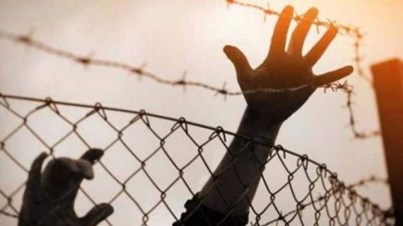 أسير فلسطيني يحرق نفسه احتجاجاً على أوضاع الأسرى في سجون الاحتلال