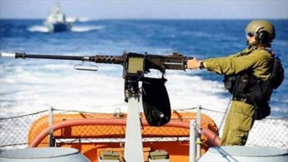 زوارق العدو تفتح نيرانها على الصيادين الفلسطينيين في بحر غزة