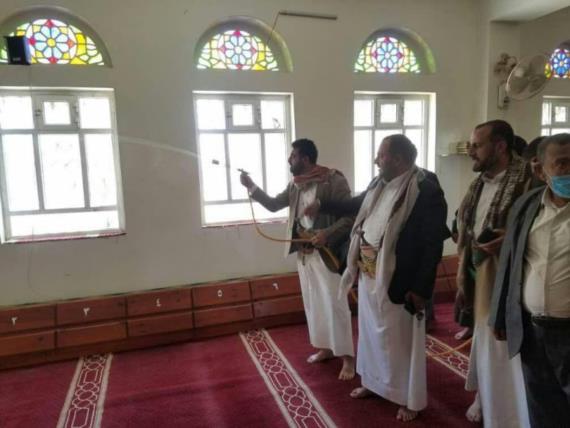مكتب الأوقاف بذمار يدشن حملة تعقيم لعدد من المساجد