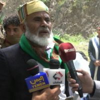 بتكليف من السيد القائد… زيارة ميدانية لوالد خمسة شهداء في إب