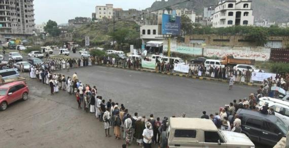 وقفة مسلحة لأبناء صالة بتعز رفضا للعدوان وجرائمه الوحشية