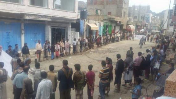 وقفة قبلية مسلحة لأبناء مقبنة بتعز استنكارا لجريمة آل سبيعيان