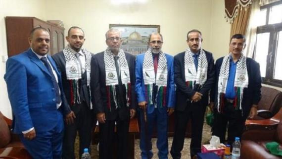 وفد من اللقاء المشترك يزور ممثل حركة حماس في صنعاء ويقدم درع المقاومة للحركة