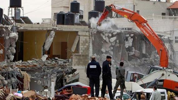 قوات العدو تسلم اخطارات بهدم قرية فلسطينية غرب جنين