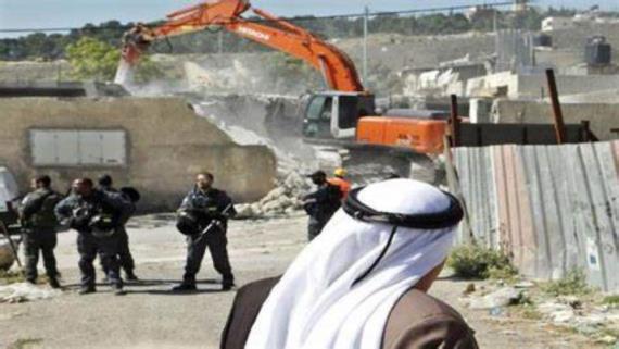 قوات العدو تهدم منزلا فلسطينيا جنوب بيت لحم