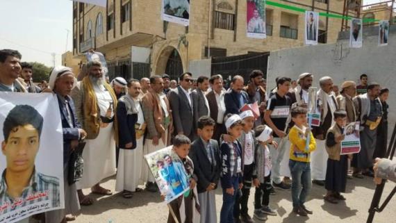 وقفة أمام مكتب الأمم المتحدة بصنعاء تندد بجرائم العدوان والمرتزقة بحق الأسرى