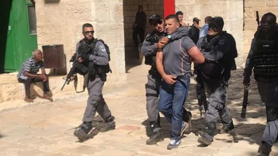 قوات العدو الإسرائيلي تعتقل 3 من حراس المسجد الأقصى