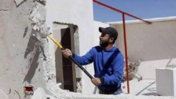 قوات العدو تجبر مقدسيا على هدم منزله ومستوطنون يهاجمون منازل الفلسطينيين بالخليل