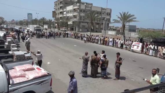 السلطة المحلية بمحافظة الحديدة ترفد الجبهات بقافلة ” الوفاء للشهداء “