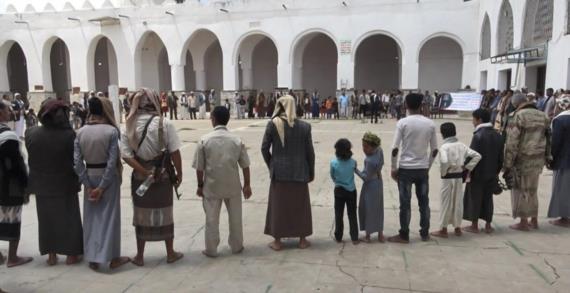 وقفة لأبناء التعزية للتنديد باحتجاز سفن المشتقات النفطية