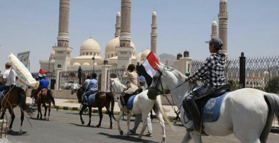احتفاءً بالعيد السادس لثورة 21 سبتمبر .. فرسان وخيول كلية الشرطة تجوب شوارع العاصمة صنعاء