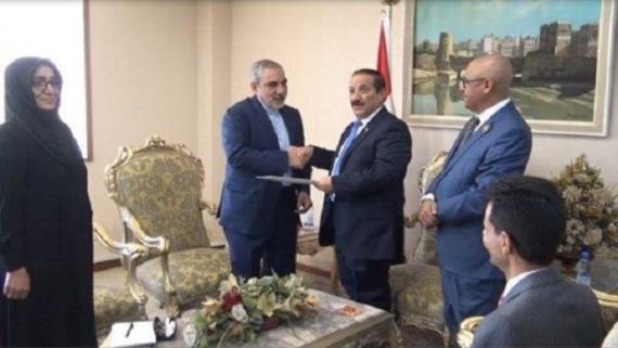 وزير الخارجية يتسلم نسخة من أوراق اعتماد سفير إيران بصنعاء