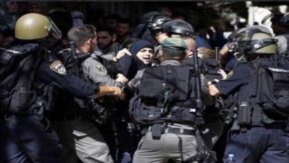 قوات العدو تعتدي على فلسطينية وابنها وتعتقل آخرين بالضفة الغربية