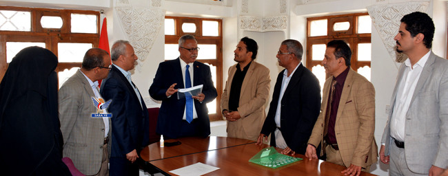 رئيس الوزراء يتسلم تقرير وزارة حقوق الإنسان حول جرائم العدوان في اليمن