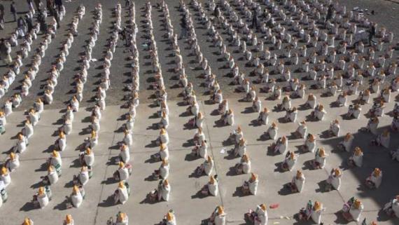 مارب.. توزيع 600 سلة غذائية على أسر الشهداء في المحافظة