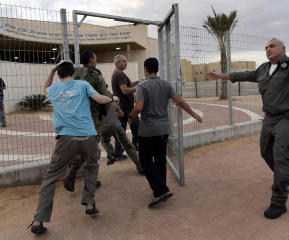 مستوطنون يهاجمون منازل الفلسطينيين في تل الرميدة