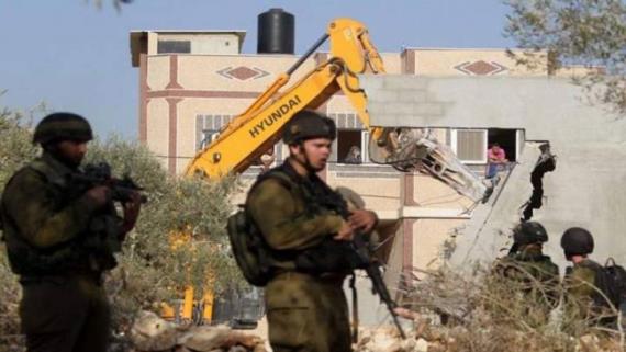 قوات العدو تنذر بهدم 13 منزلا فلسطينيا جنوب نابلس