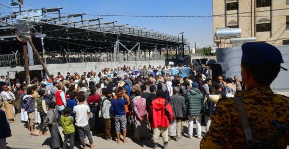 وقفة لتجار المواد الغذائية أمام مقر الأمم المتحدة بصنعاء تنديداً برفع سعر الدولار الجمركي