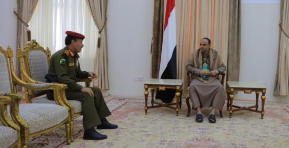 الرئيس المشاط يلتقي وزير الدفاع ويؤكد أهمية الجهوزية الكاملة للدفاع عن الوطن