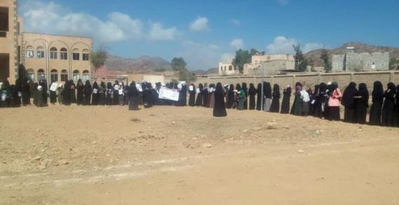 الهيئة النسائية في الحيمة الخارجية بصنعاء تنظم وقفة منددة بإحراق نسخة من المصحف الشريف