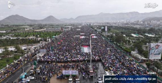 أحرارُ العالم ينبهرون بخروج اليمنيين وسطَ الأمطار لمناصرة غزة