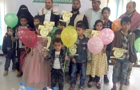 مؤسسة رمز للتنمية توزع مساعدات مالية للأيتام بصنعاء