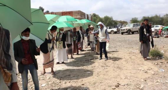 مؤسسة يمان تقدم مساعدات علاجية للمرضى الأشد فقراً في عتمة بذمار