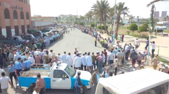 وقفة حاشدة في الحديدة تنديداً باستمرار الحصار وتصعيد قوى العدوان