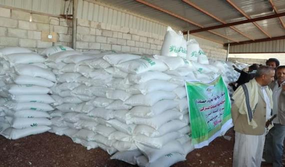 هيئة الزكاة بذمار تدشن توزيع ألف و700 قدح حبوب للأشد فقراً