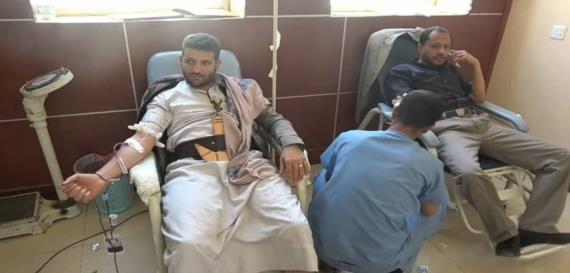 موظفو الأراضي بصنعاء يتبرعون بالدم لجرحى الجيش واللجان الشعبية