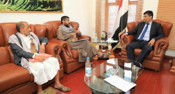 نائب رئيس الوزراء أبو لحوم يناقش مع محافظ ذمار أنشطة المكاتب التنفيذية
