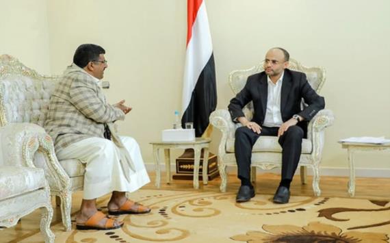 الرئيس المشاط يحث على تطوير النقل البري ويطلع على احتياجات مأرب من المشاريع