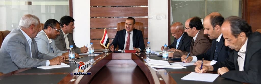 اجتماع بصنعاء يناقش إعادة تأهيل مصانع الأدوية والغزل والنسيج
