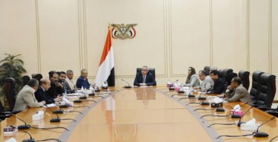 اجتماع برئاسة بن حبتور يناقش سبل مواجهة التحديات التي فرضها العدوان والحصار
