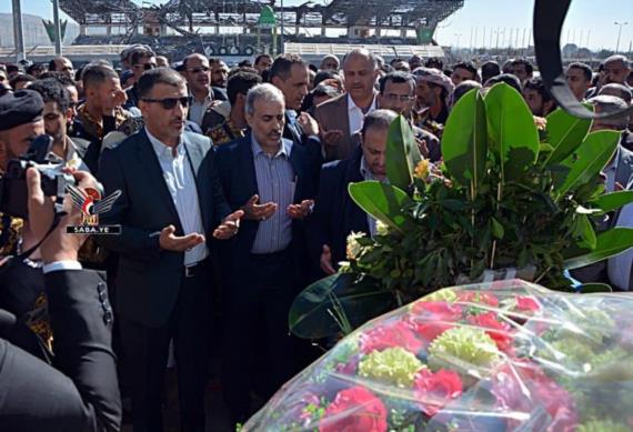 وزير الاتصالات يضع إكليلا من الزهور على ضريح الرئيس الشهيد صالح الصماد ورفاقه