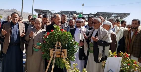 قيادة اللجنة العليا للانتخابات تضع اكليلا من الزهور على ضريح الرئيس الشهيد الصماد