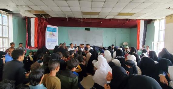 إب .. توزيع 300 حقيبة مدرسية للطلاب الأيتام والأشد فقرا في مديرية المشنة