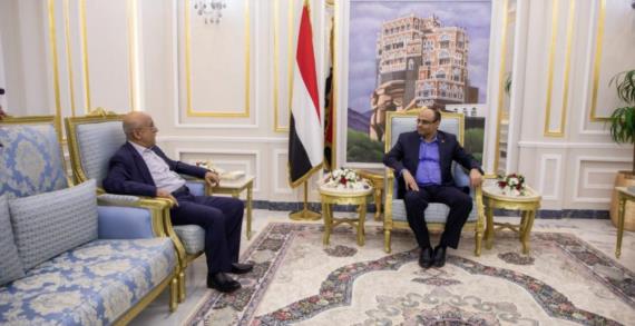 الرئيس المشاط يلتقي رئيس حكومة التغيير والبناء ويطلع على قائمة أعضائها ويصدر قرارا بها
