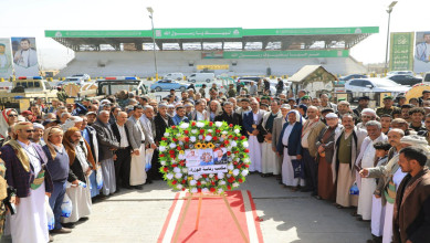 قيادات وكوادر مكتب رئاسة الوزراء يزورن أضرحة الشهداء الصماد والرهوي والغماري