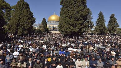 100 ألف مصل يؤدون صلاة الجمعة في المسجد الأقصى المبارك