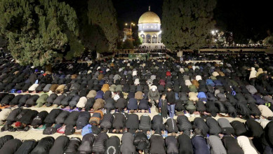 70 ألف مصلٍّ يؤدون صلاتي العشاء والتراويح في المسجد الأقصى