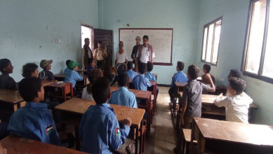 البشري يتفقد سير الأنشطة الكشفية في المدارس الصيفية بمدينة الحديدة
