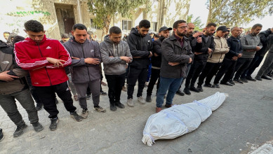 الدفاع المدني ينتشل رفات 13 شهيدًا من تحت ركام المنازل المدمرة في غزة