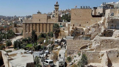 بعد منع الأذان منذ 3 أشهر.. العدو يستكمل تهويد المسجد الابراهيمي بمنع الصلاة بذريعة 