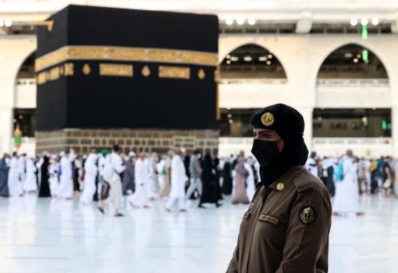 اعتقالُ المعتمرات في الحرم المكي.. عيبٌ أسود للنظام السعوديّ