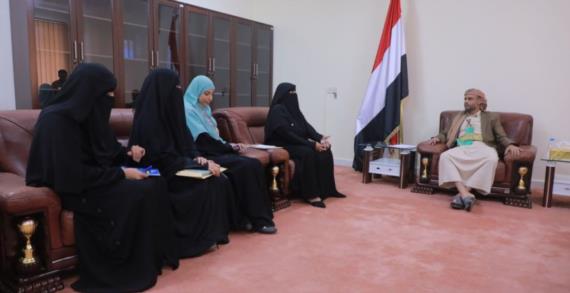 الرئيس المشاط يشيد بدور المرأة اليمنية تنموياً وفي مواجهة العدوان