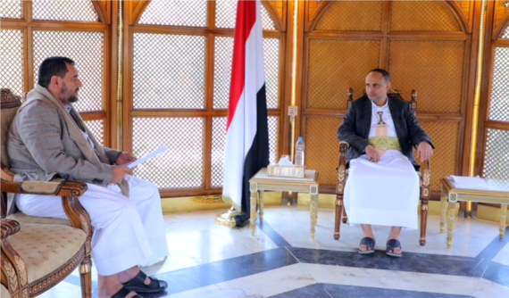 الرئيس المشاط يلتقي محافظ صنعاء ويوجه بتسهيل معاملات المواطنين