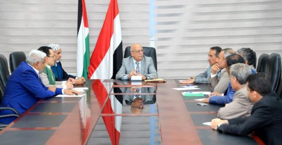 الرهوي يرأس اجتماعاً لمناقشة بدء تنفيذ الآلية المؤقتة لدعم فاتورة مرتبات موظفي الدولة